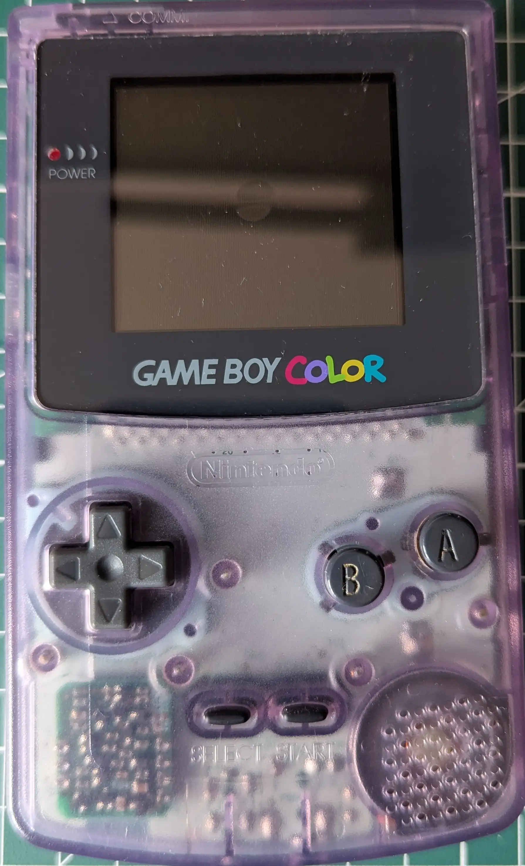 Photo d'une gameboy color, écran OLED