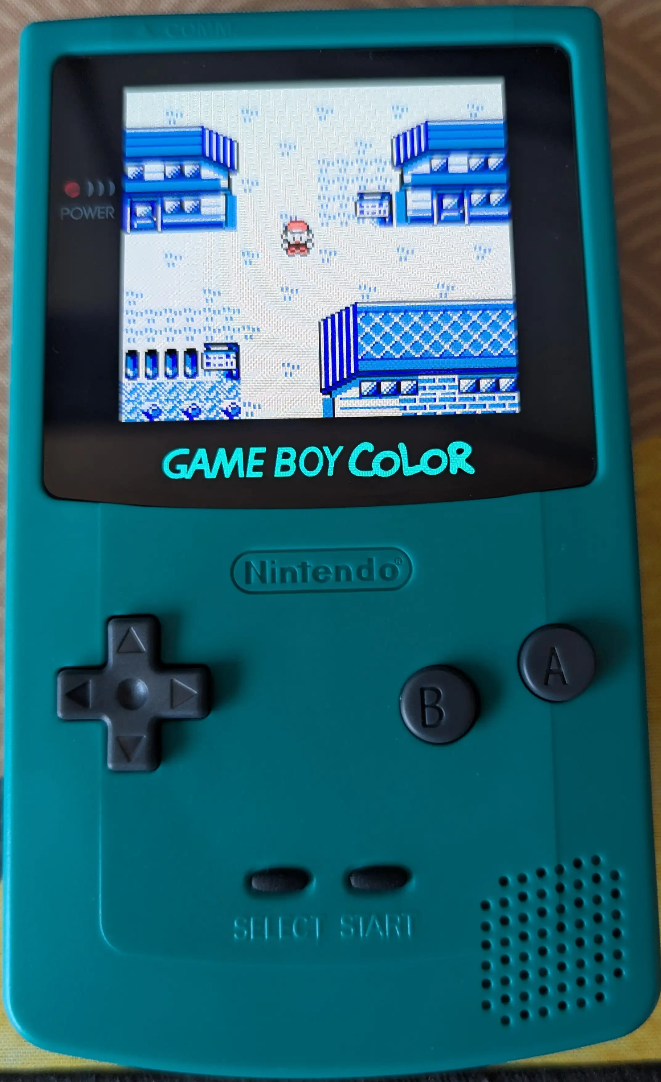 Photo d'une gameboy color, écran cassé